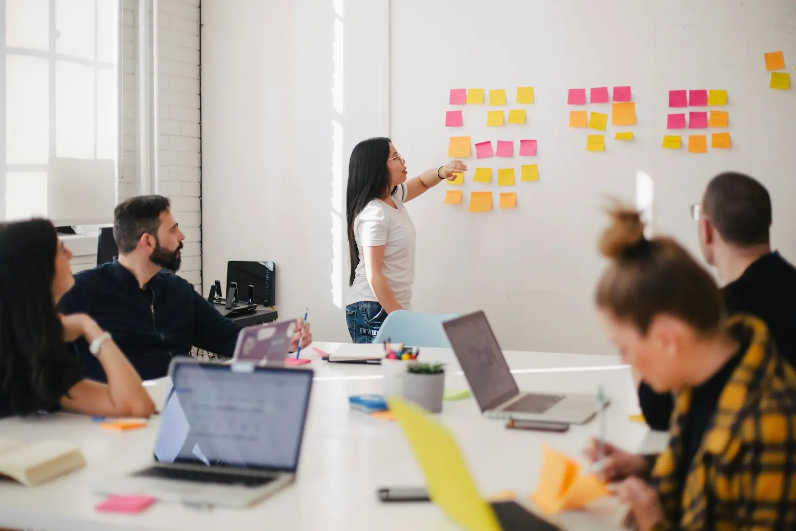 Il team HOUNDO al lavoro con un cliente